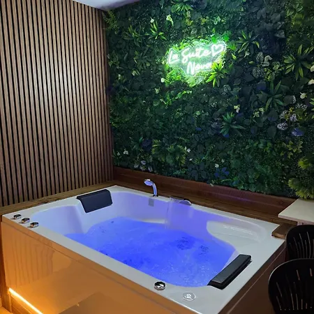 La Nova - Jacuzzi Tatil Evi
